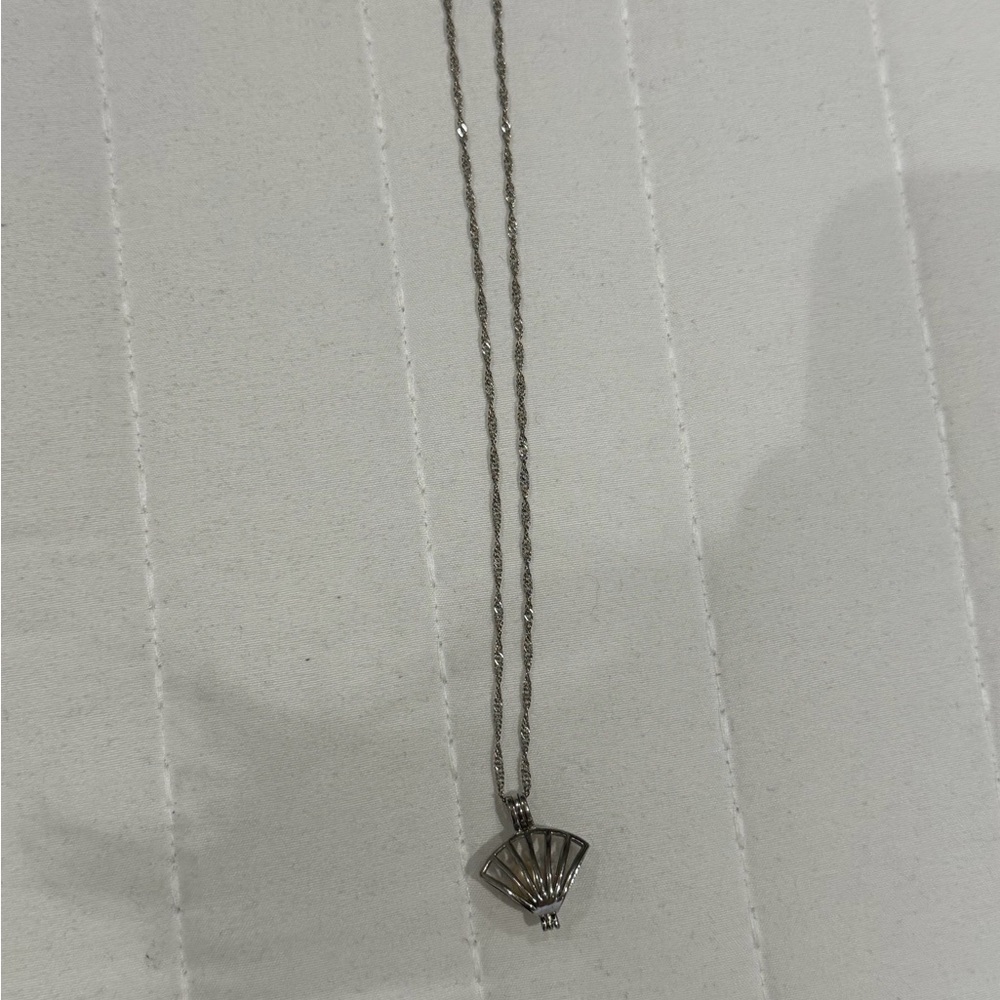 Elegant Silver Shell Pendant Necklace with Pink Pearl